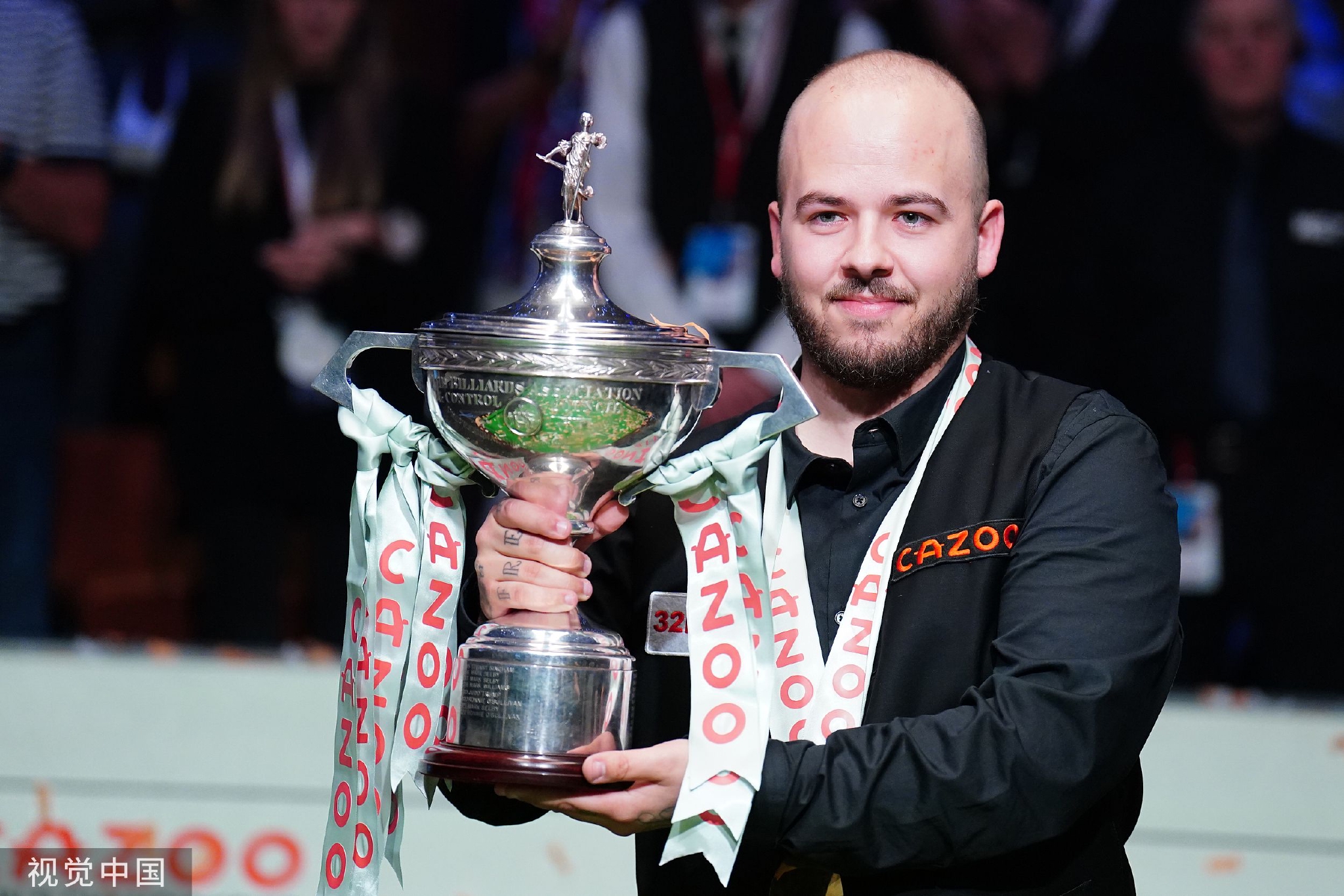 他保持至少 他保持至少